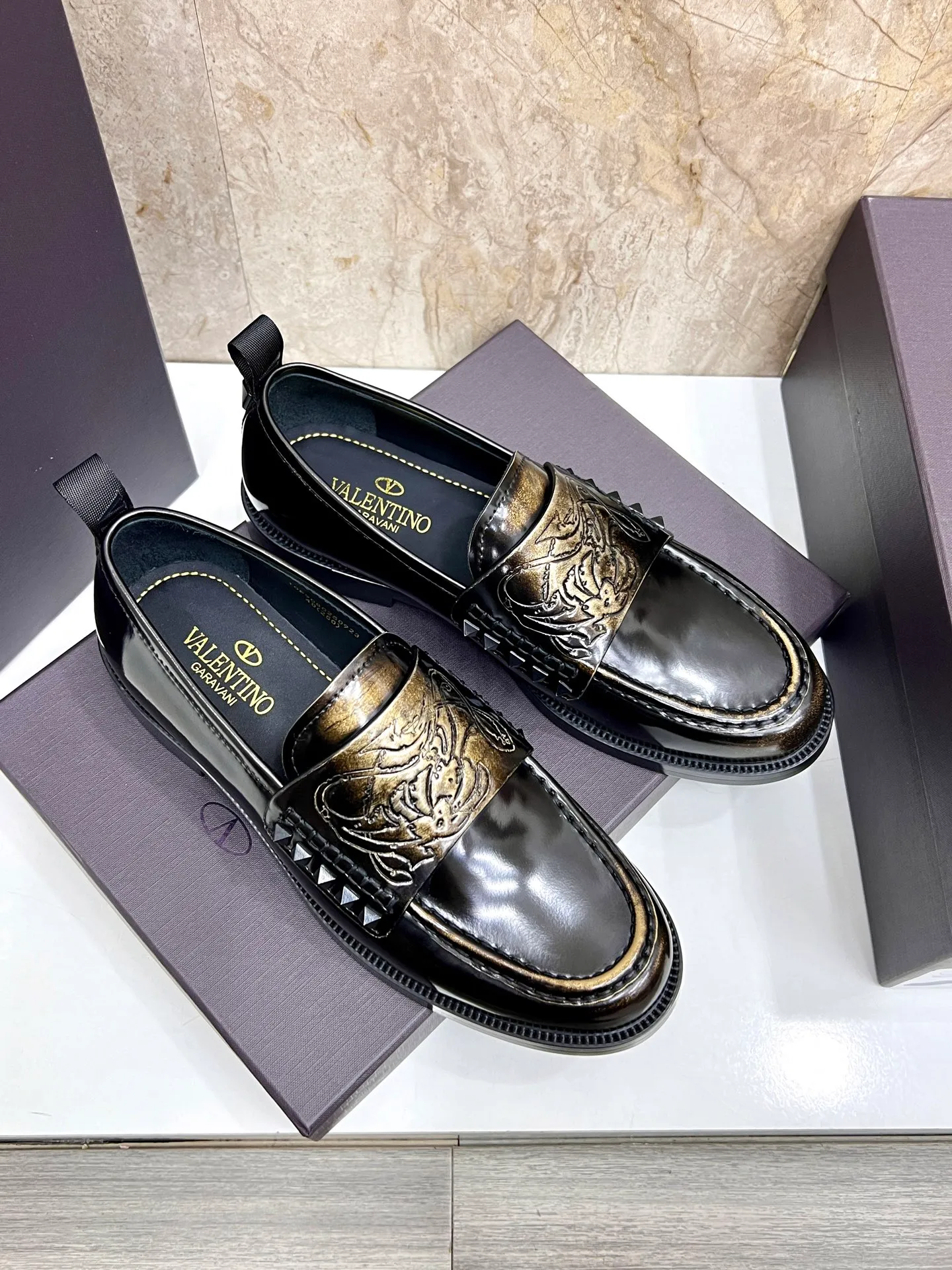 Men's men's shoes💰780 Valentino New men's V logo micro-label business casual loafers. These Derby loafers are made of imported cowhide leather. They are light in texture and cool in style. The uppers are decorated with brand logo buckles, showing off the big-name style! The lines reveal novel urban trends. The toe is round and full, and the rubber foam sole and triple protruding leather welt complement each other. It is extremely fashionable and charming, with dyed calfskin lining, genuine leather feet, and standard logo decoration. It is simple yet elegant. It has a classic European and American loose style and is extremely comfortable on the feet. Size: 39-44 (customized at 38.45.46)